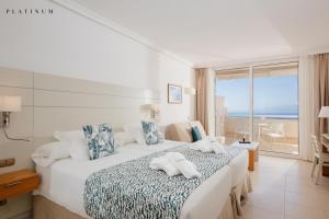 sypialnia z 2 łóżkami i widokiem na ocean w obiekcie Landmar Playa La Arena w mieście Puerto de Santiago