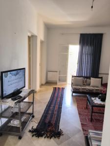 TV a/nebo společenská místnost v ubytování Apartment in Yasmine Hammamet