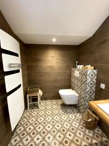 un baño con inodoro y lavabo en Gîte charme et nature Drôme, en Chantemerle-les-Blés