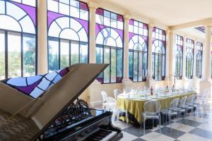 Reštaurácia alebo iné gastronomické zariadenie v ubytovaní VILLA CAPOZZA 18&2, Emma Villas