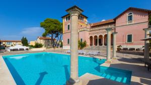 Bazén v ubytovaní VILLA CAPOZZA 18&2, Emma Villas alebo v jeho blízkosti