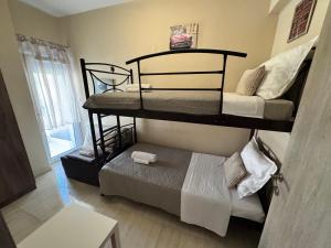 Habitación con 2 literas y 1 cama pequeña. en Summer apartman Paralia, en Paralia Katerinis 34 fotos más