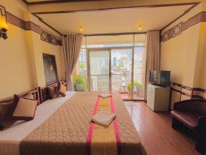 Postel nebo postele na pokoji v ubytování Bi Saigon Hotel