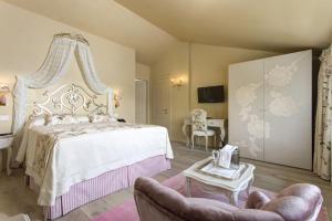 Un dormitorio con una cama y una mesa y sillas. en Colonìa Resort & SPA, 
