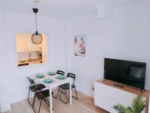 Μια τηλεόραση ή/και κέντρο ψυχαγωγίας στο Apartamento Luminoso 35N