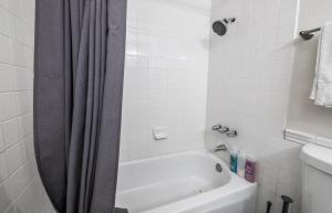 Koupelna v ubytování Private Oasis with Pool + 50 fotografií