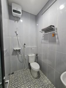 a bathroom with a toilet and a sink at Pondok Audy in Jetis