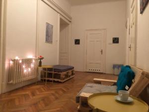 ブルノにあるROOMS Veveri - Uvoz, 10 min by walk to the centerのソファとテーブルのあるリビングルーム