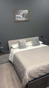A bed or beds in a room at Holiday House Fifteen