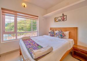 Кровать или кровати в номере Silent Retreat Ooty Pool Resort by VOYE HOMES +94 фотографии