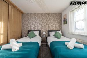 Ένα ή περισσότερα κρεβάτια σε δωμάτιο στο Long Stay Wolverhampton Large 5-Bed Sleeps 9 WiFi