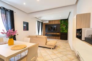 a living room with a table and a dining room at San Gennaro House in Pozzuoli