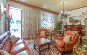 un salon avec des meubles en cuir et une table dans l'établissement Stunning Home In Camaiore With Wifi, à Camaiore