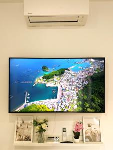 uma TV de tela plana pendurada na parede em VIBE S32 Apartman,AC,Free Parking em Székesfehérvár