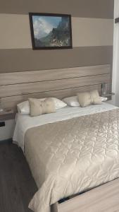 A bed or beds in a room at Holiday House Fifteen