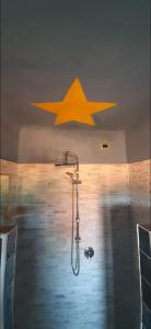 una estrella en el techo de un baño con ducha en Casa valeriano, en Valeriano Lunense