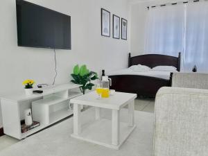 TV a/nebo společenská místnost v ubytování Kehlani Homes