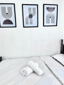 Postel nebo postele na pokoji v ubytování Kehlani Homes