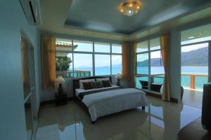 Postel nebo postele na pokoji v ubytování Mountain Resort Koh Lipe