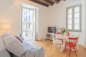 un soggiorno con un divano e un tavolo di Independence Apartment with Balcony by Rent All Como a Como