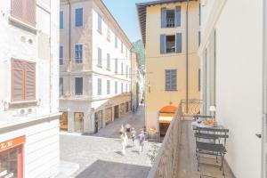 un gruppo di persone che camminano per una strada tra edifici di Independence Apartment with Balcony by Rent All Como a Como