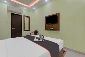 TV a/nebo společenská místnost v ubytování Hotel O Shiva Palace