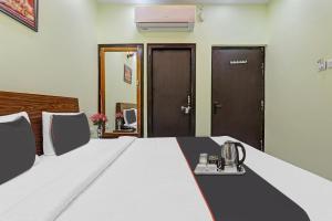 Postel nebo postele na pokoji v ubytování Hotel O Shiva Palace