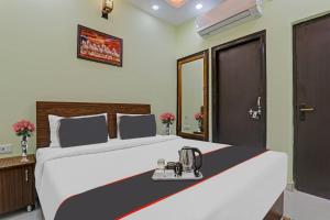 Postel nebo postele na pokoji v ubytování Hotel O Shiva Palace