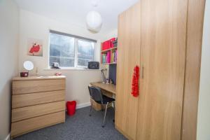 レスターにある3 Bedroom Ensuite Apartment Deacon house Leicester Min 2 weeksのデスク付きオフィス