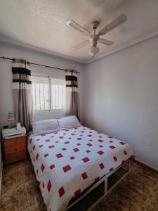 ein Schlafzimmer mit Bett und Deckenventilator in der Unterkunft Amanecer Costero in Orihuela