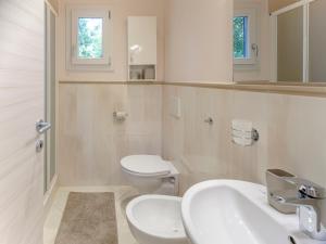 フィレンツェにあるVilla Royal B&Bのトイレと洗面台を備えた白いバスルーム