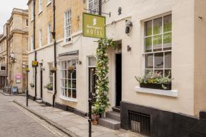 un edificio con un cartel para un hotel en una calle en Harington's Boutique Hotel, en Bath 87 fotos más