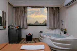 Katil atau katil-katil dalam bilik di Luxury pyramids jacuzzi view inn