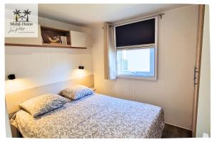 Posteľ alebo postele v izbe v ubytovaní Mobil-home aux Sables du Midi chez Catherine et Bernard. + 19 fotografií