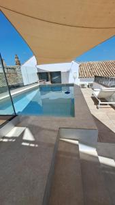une piscine sur le toit d'une maison dans l'établissement Casa del Cardenal, à Cordoue