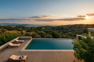 Bazén v ubytovaní Porto Cheli Panoramic Poolside Getaway alebo v jeho blízkosti