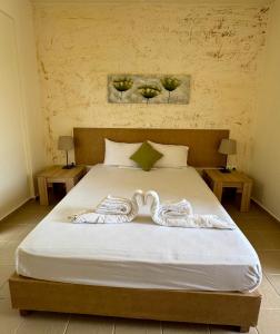 ein Schlafzimmer mit einem Bett und zwei Schüsseln an der Wand in der Unterkunft Dafnes Rooms in Fourka + 56 Fotos
