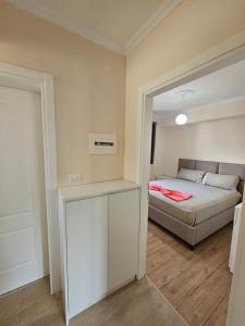 Giường trong phòng chung tại Mandi Apartament