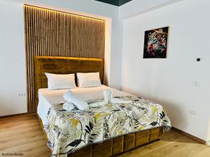 a bed with two stuffed animals on it in a room at Seaview Studio in Năvodari