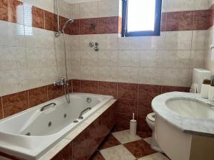 Ένα μπάνιο στο Fiorella rooms +13 φωτογραφίες