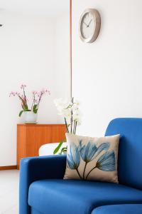 A seating area at Lake Como Victoria Apartment