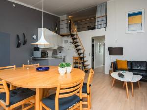 Kuchyň nebo kuchyňský kout v ubytování 6 person holiday home in Ringkøbing