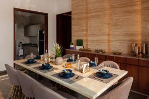 ロナバラにあるStayVista's Villa 107 at Canary Farms - Pure Veg with Huge Lawn, Pool and Home Theatreのダイニングルームテーブル(椅子付)、テーブルクロソリティック +33枚の写真