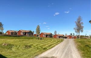 a dirt road in front of a row of houses at Schönes Zuhause In Hokjönköpingskillingaryd in Svenstorp