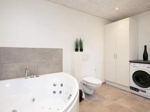 Koupelna v ubytování 6 person holiday home in Ringkøbing