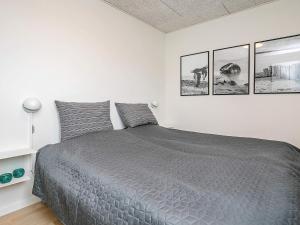 Postel nebo postele na pokoji v ubytování 6 person holiday home in Ringkøbing