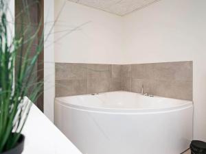 Koupelna v ubytování 6 person holiday home in Ringkøbing