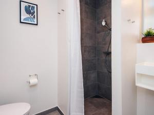 Koupelna v ubytování 8 person holiday home in Ringkøbing