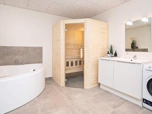 Koupelna v ubytování 8 person holiday home in Ringkøbing