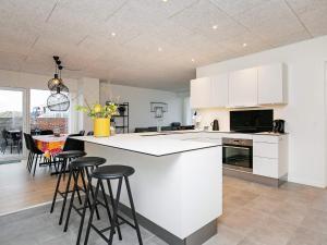 Kuchyň nebo kuchyňský kout v ubytování 8 person holiday home in Ringkøbing